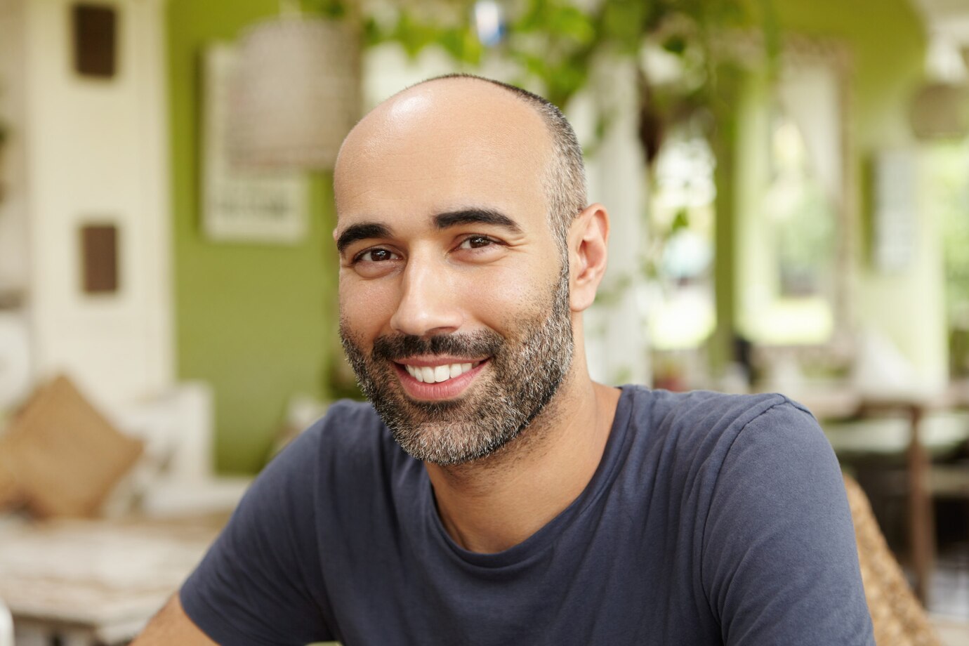 files/gros-coup-bel-homme-race-blanche-barbe-vetu-t-shirt-recherche-souriant-expression-joyeuse-heureuse-assis-au-restaurant-trottoir-journee-ensoleillee-attente-amis_2736.jpg